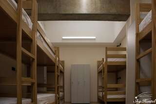 Хостелы Sky Hostel Киев Кровать в общем 8-местном номере для мужчин и женщин-10