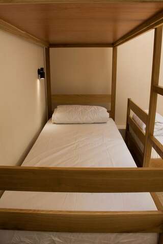 Хостелы Sky Hostel Киев Кровать в общем 8-местном номере для мужчин и женщин-7